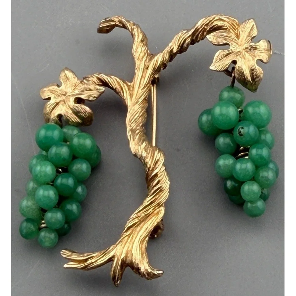 Vintage Grape Cluster Brooch Gold Tone Glass Green Beads Figural Vine 2